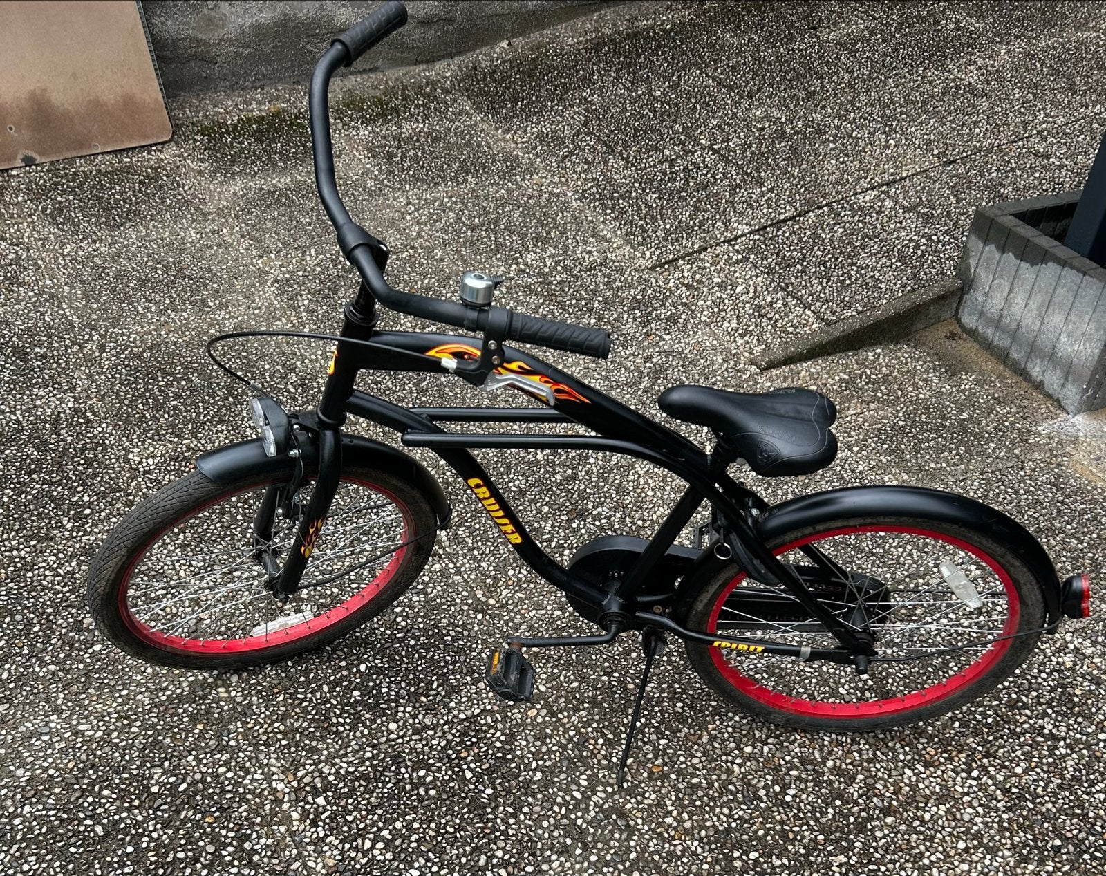 Zwarte Cruiser Fiets met Rode Velgen en Vlammen, Fietsen en Brommers, Ophalen, Terugtraprem, Gebruikt, Staal