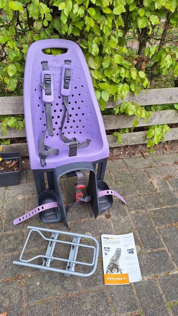 Thule Yepp Maxi fietsstoeltje paars met hulpdrager, Fietsen en Brommers, Fietsaccessoires | Fietsstoeltjes, Achterzitje, Voetsteuntjes