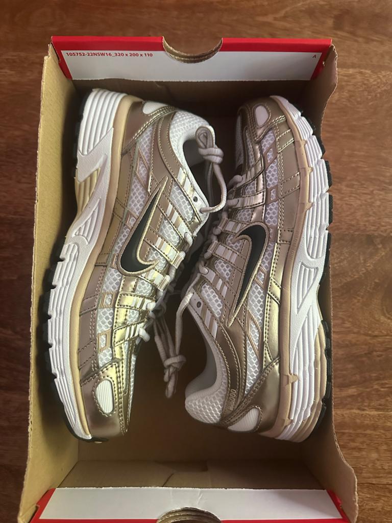 Nike P-6000 Goud/Wit Sneakers - Maat 40,5, Kleding | Dames, Schoenen, Overige kleuren, Nieuw, Ophalen of Verzenden, Sneakers of Gympen
