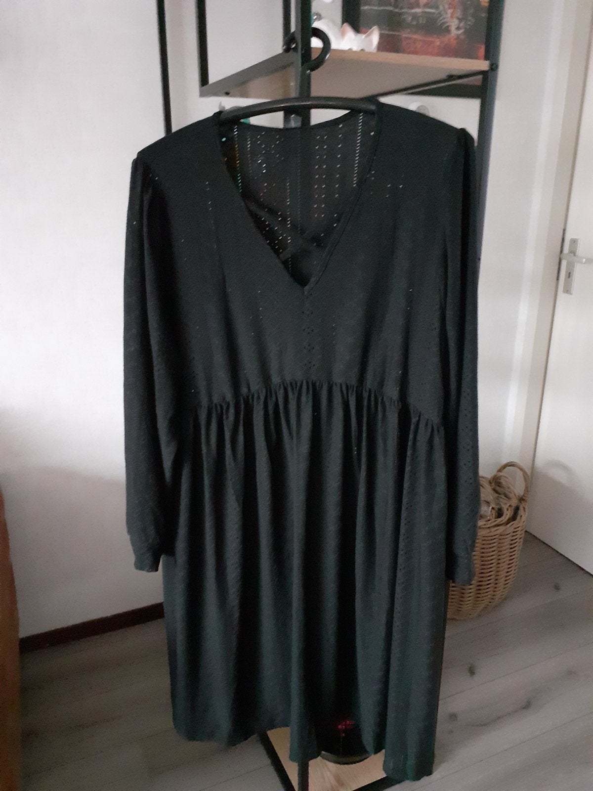 NIEUWE  LEUKE  ZWARTE  JURK.  MT L, Kleding | Dames, Ophalen, Nieuw, Zwart, Onder de knie