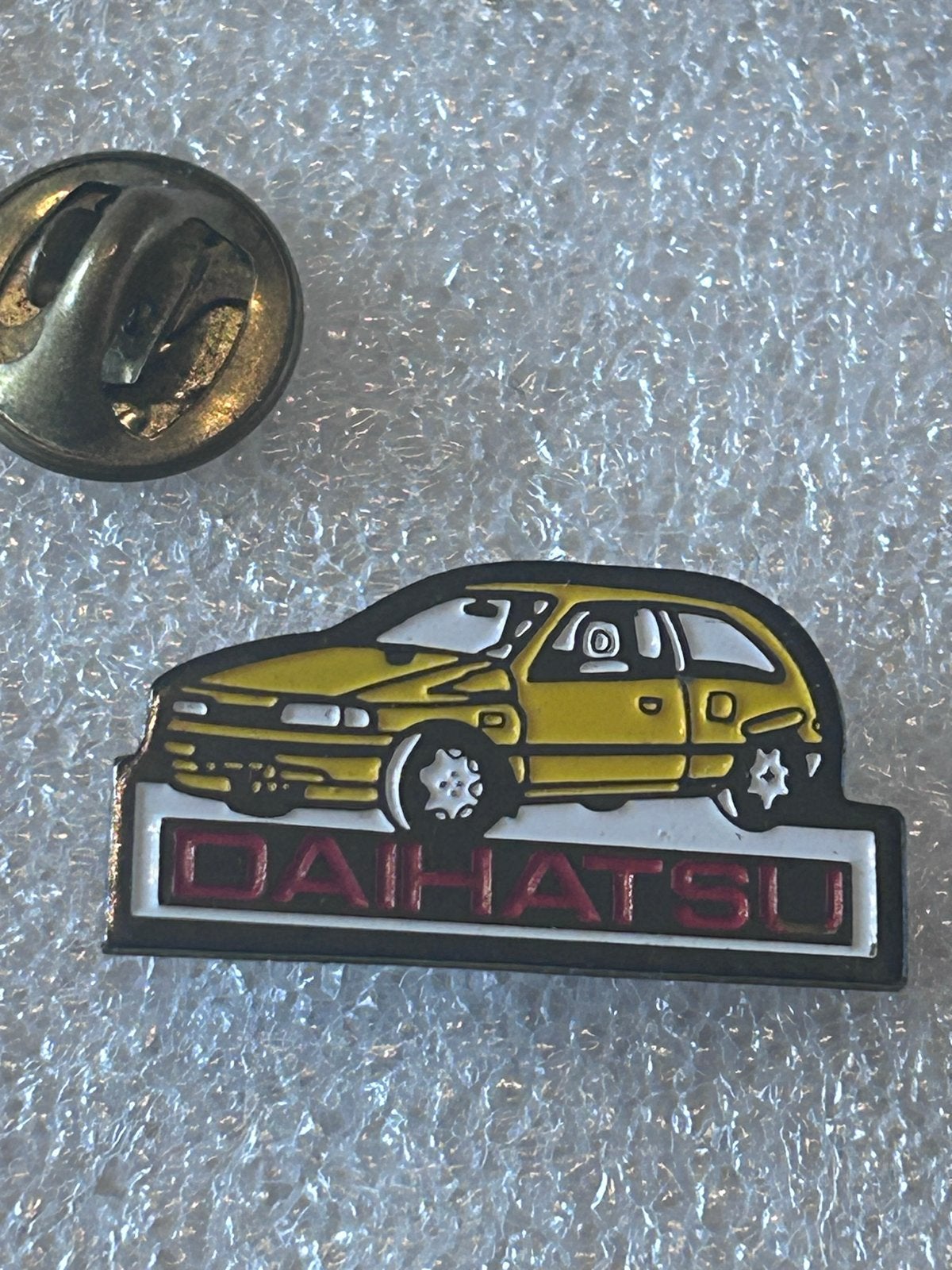 Daihatsu Auto Pin pin Badge - Geel, Ophalen of Verzenden, Zo goed als nieuw, Transport, Speldje of Pin