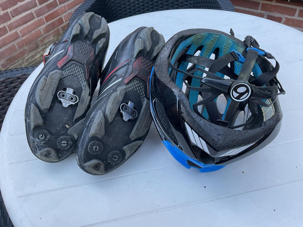 Schoenen en helm voor race  fiets maat 45 ophalen, Ophalen of Verzenden