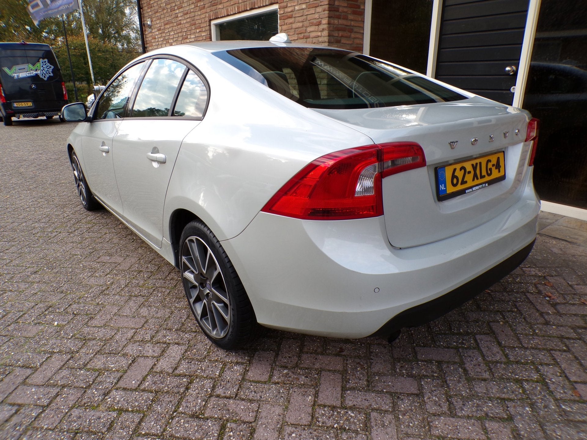 Volvo S60 2.0 D3 Kinetic Automaat / leder / Navi, Auto's, Gebruikt, Zwart, 1984 cc, S60