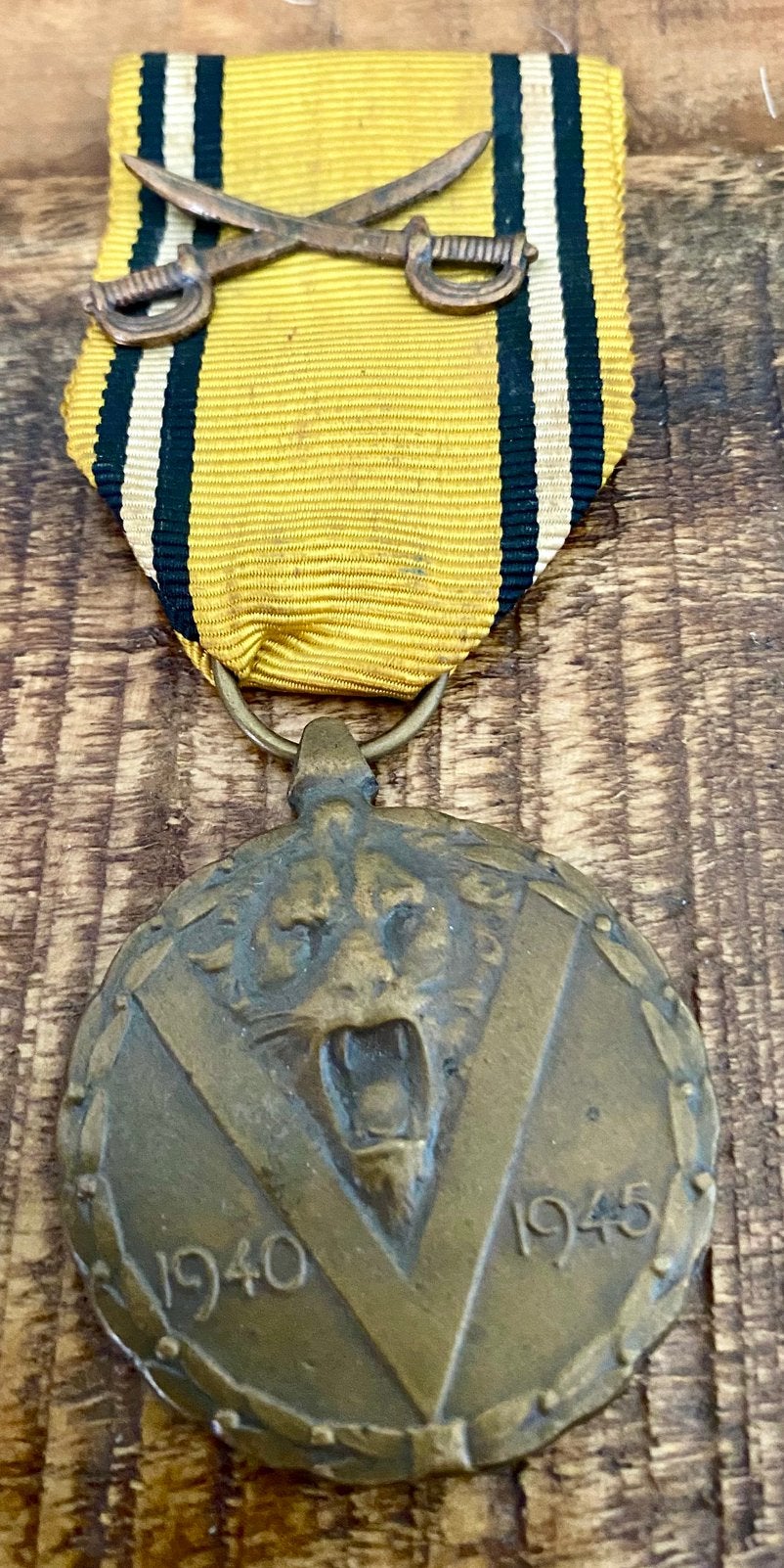 Belgische Herinneringsmedaille WO2 met zwaarden., Verzamelen, Verzenden, Landmacht, Lintje, Medaille of Wings