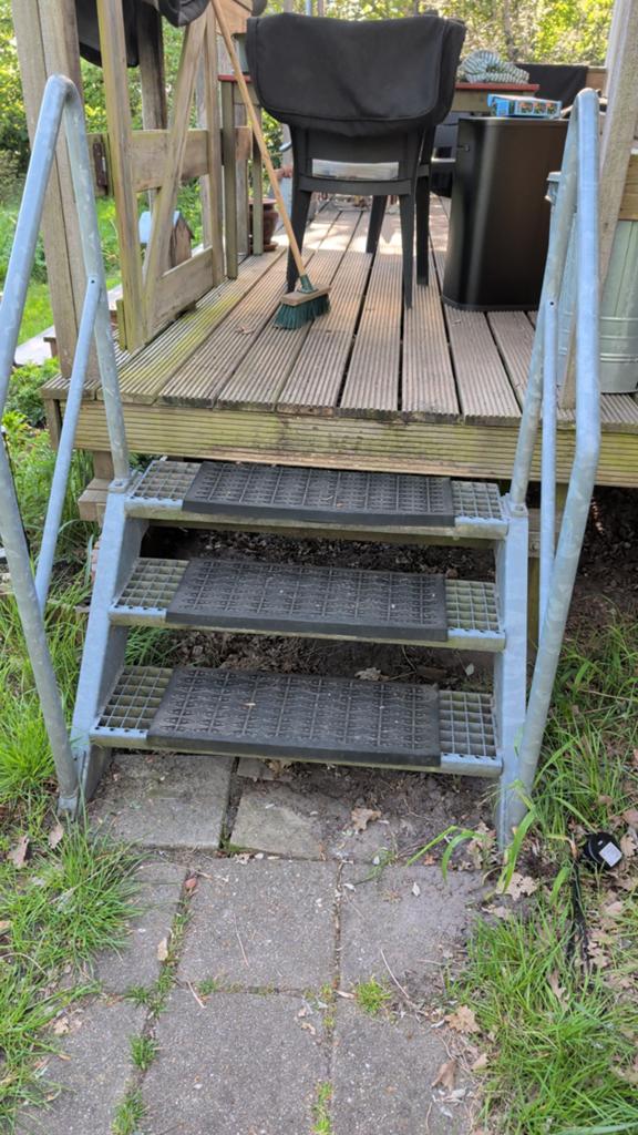 Stevige metalen trap met 3 treden en leuningen, Ophalen, Gebruikt