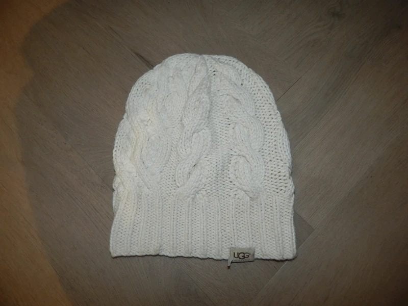 Ugg warme muts groffe kabels merklabeltje voorkant one size, Kleding | Dames, Mutsen, Sjaals en Handschoenen, UGG, Verzenden, Zo goed als nieuw