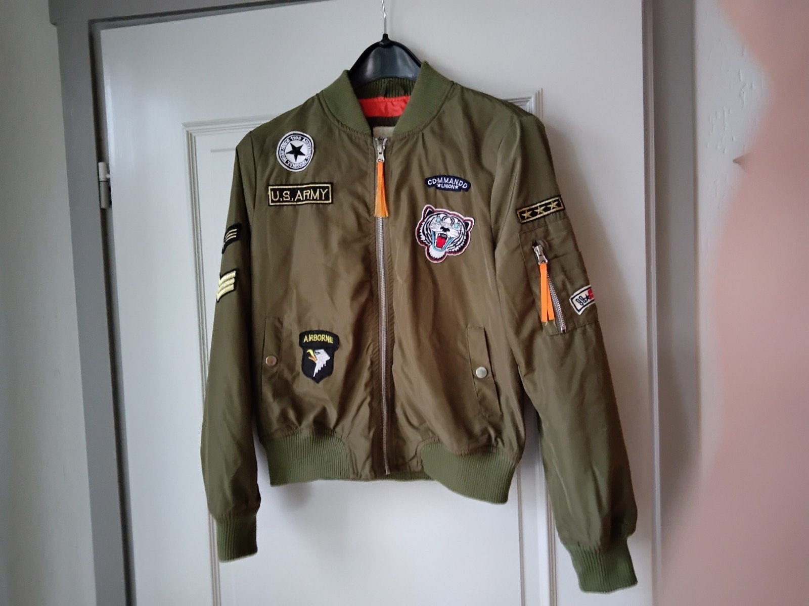 Stoere bomberjack met patches - valt als maat S, Maat 38/40 (M), Ophalen of Verzenden, Zo goed als nieuw, King of Fashion
