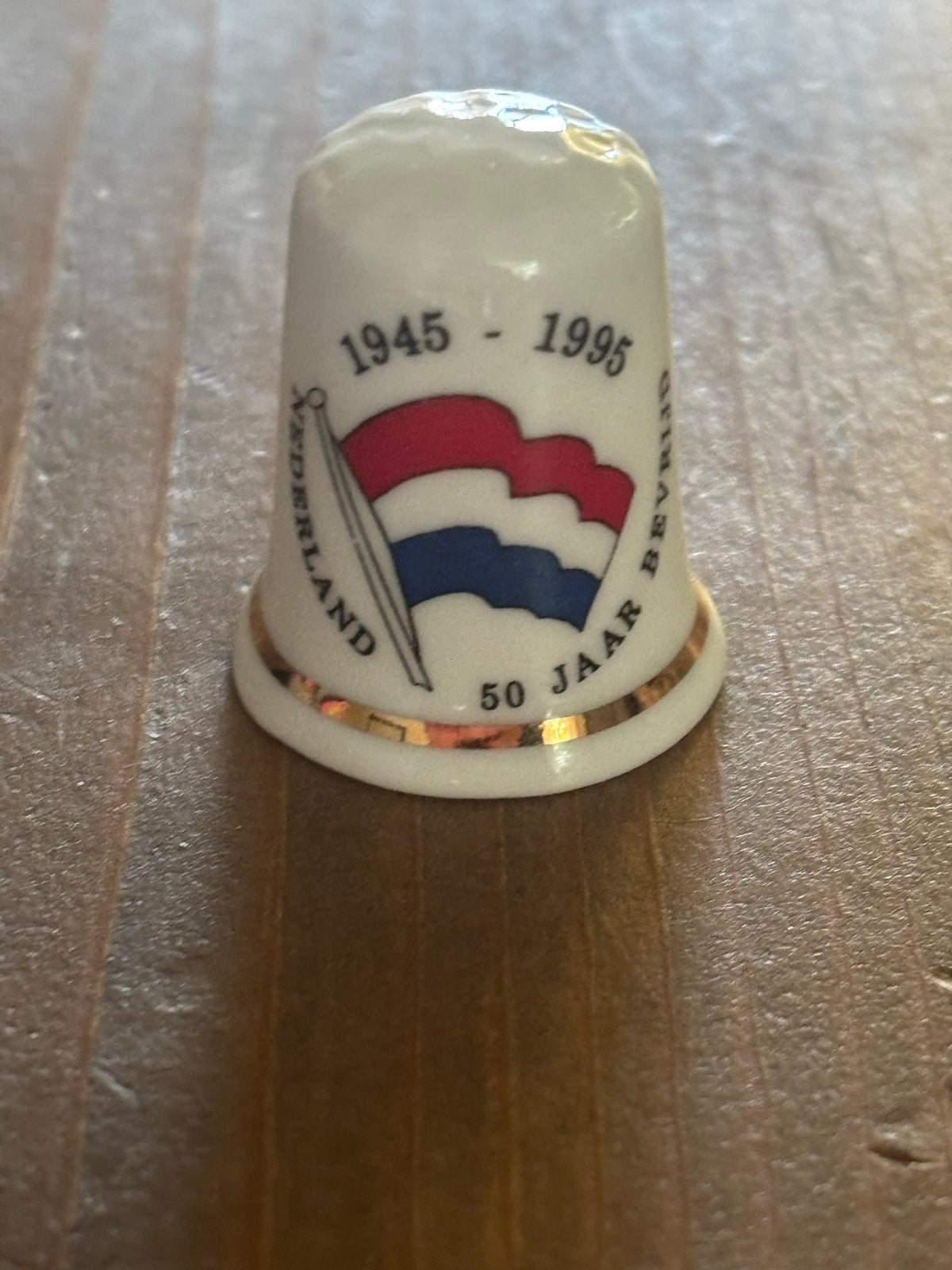 Vingerhoedje 50 Jaar Bevrijding Nederland 1945-1995, Ophalen of Verzenden, Zo goed als nieuw, Porselein, Nederland