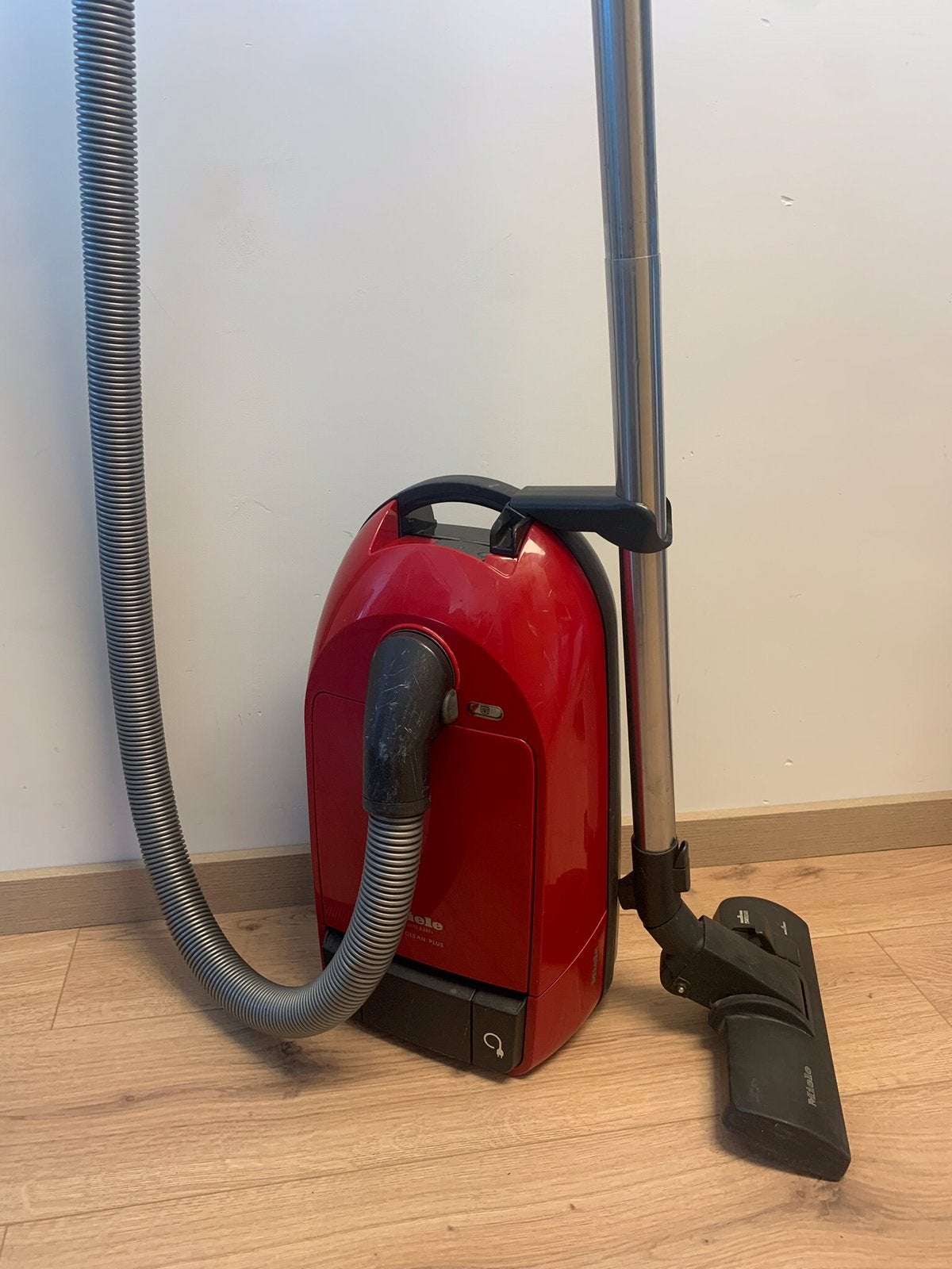 Miele stofzuiger 1400Watt., Gebruikt, Miele, Sledestofzuiger, 1200 tot 1600 watt