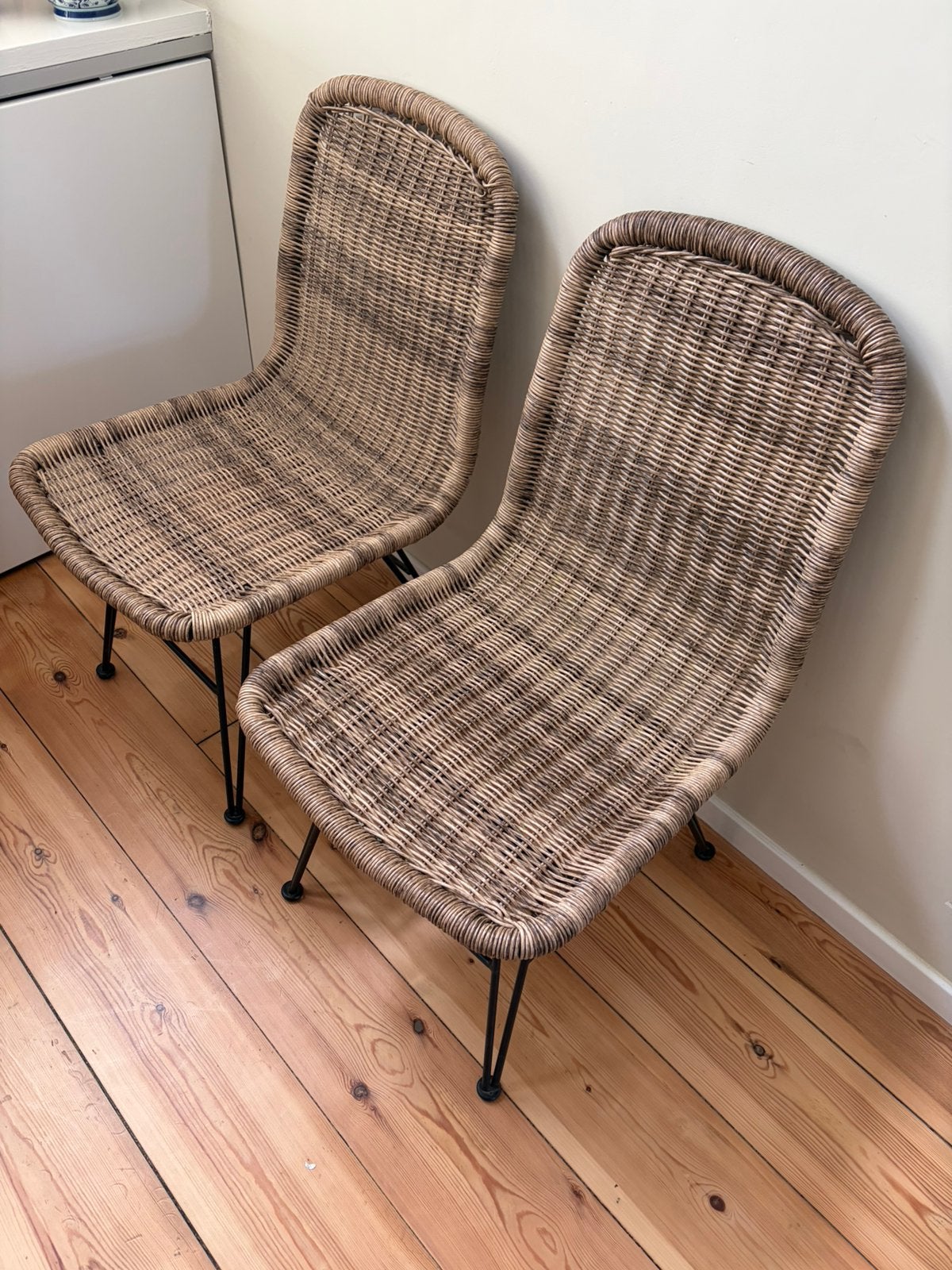 Twee rieten tuinstoelen met metalen frame, Tuin en Terras, Tuinstoelen, Ophalen, Zo goed als nieuw, Rotan