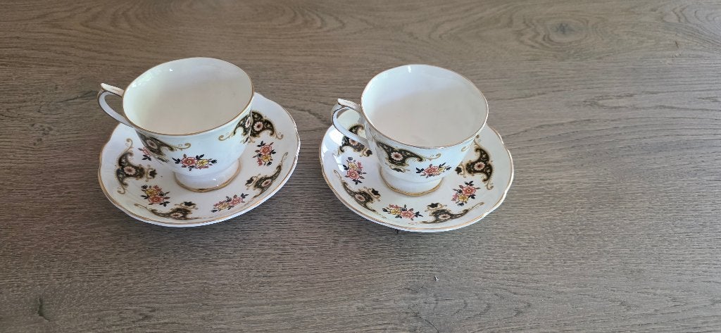 2 Vintage Fine Bone China Kop en Schotel  Willy's Pottery, Ophalen of Verzenden, Zo goed als nieuw, Porselein, Kop en/of schotel