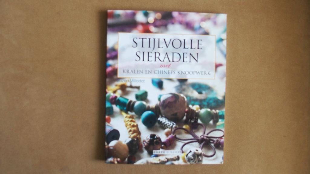 Stijlvolle sieraden - Kralen en Chinese knoopwerk, Ophalen of Verzenden, Zo goed als nieuw, Sieraden maken, Suzen Millodot