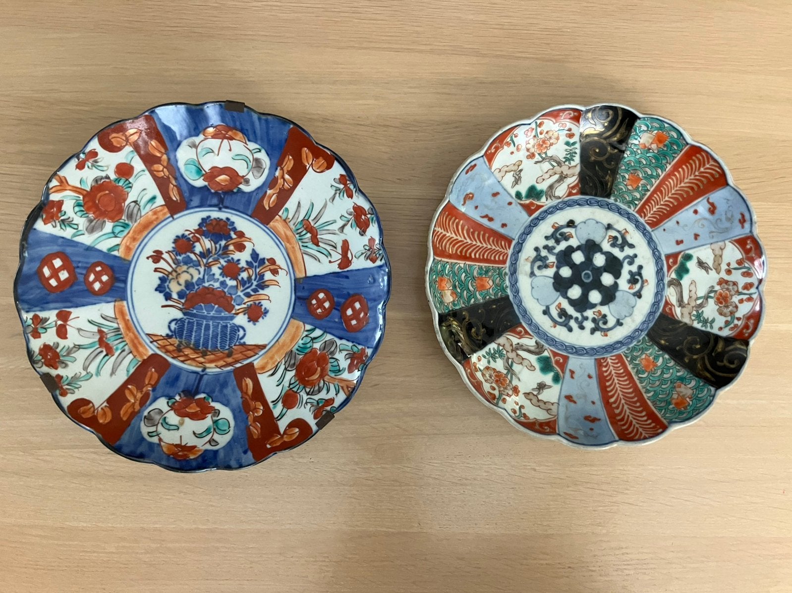 Twee verschillende puntgave Japanse Imari wandborden, Ophalen of Verzenden