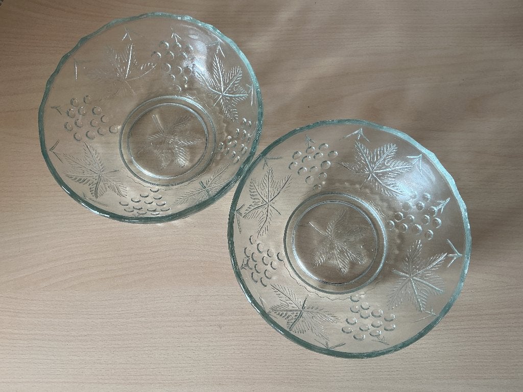 Glazen schalen met reliëf druiven bladeren 2 stuks, Ophalen of Verzenden, Overige stijlen, Glas, Schaal of Schalen