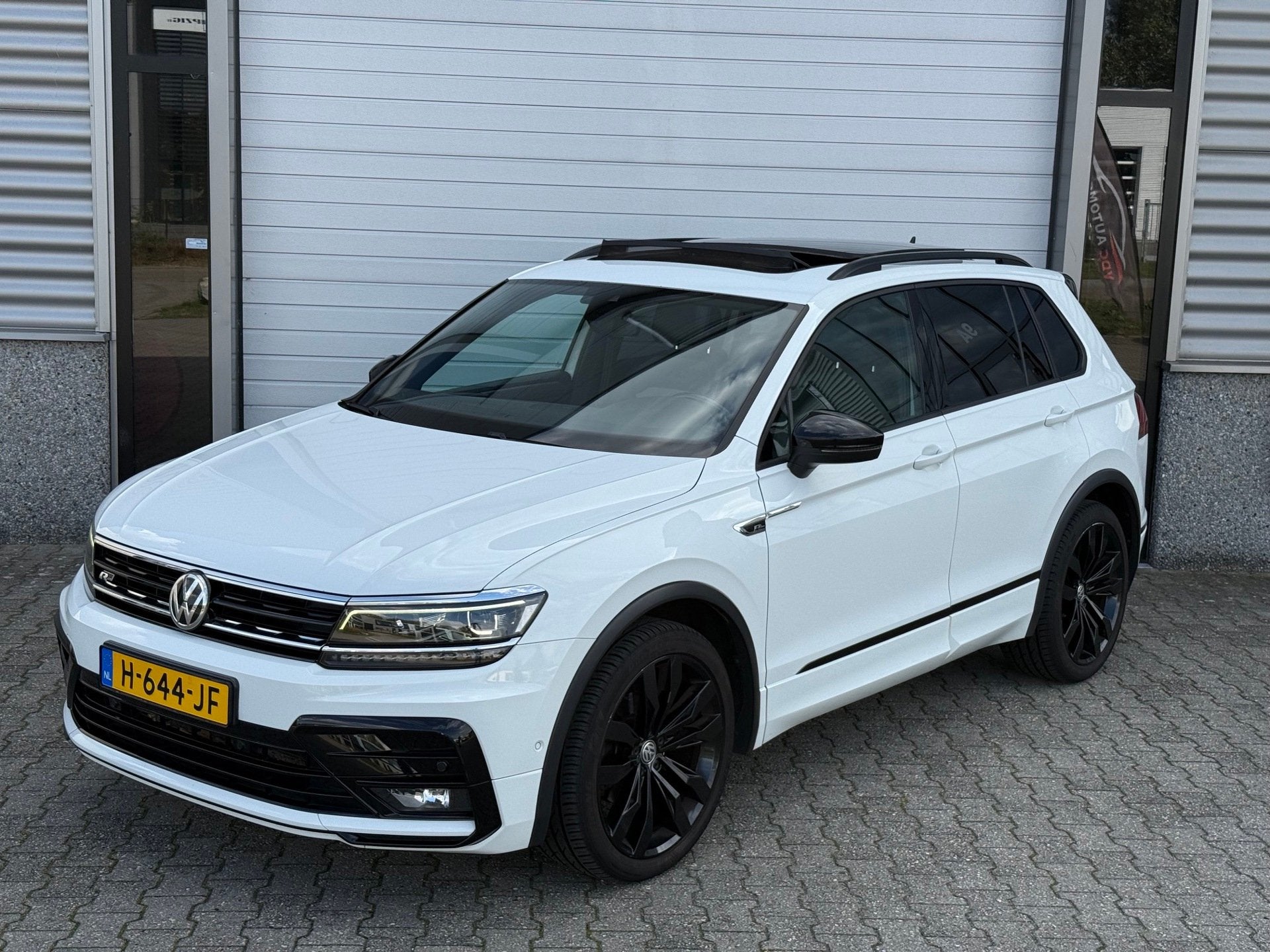 Volkswagen Tiguan 1.5 TSI ACT R-line Pano Xenon org NL, Auto's, Euro 6, 4 cilinders, 150 pk, Alcantara