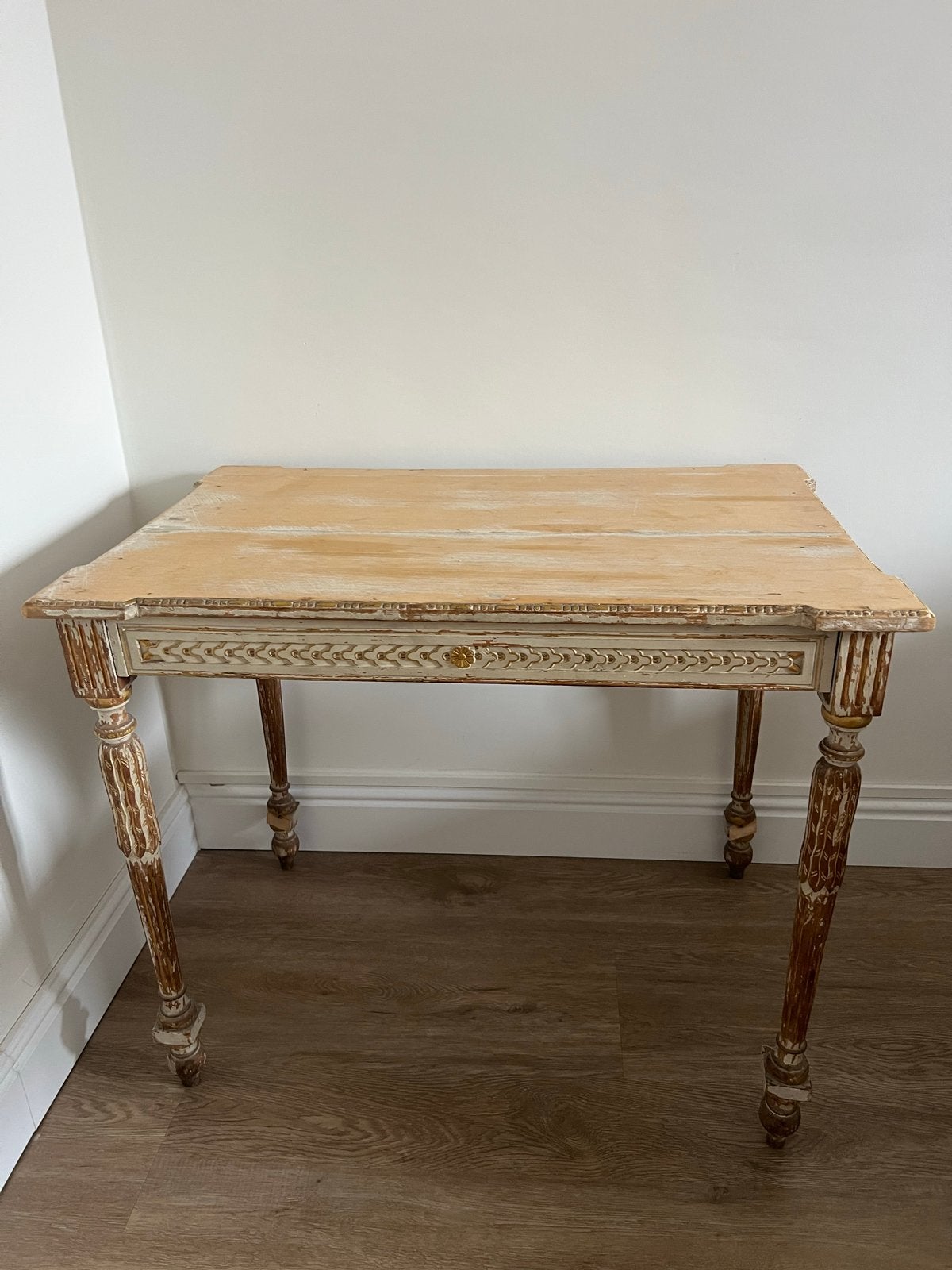 Antieke Zweedse Bijzettafel met mooie decoratie, Ophalen
