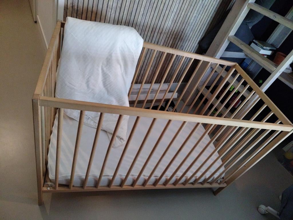 Houten ledikant met matras en beddengoed, Ophalen of Verzenden, Gebruikt, Ledikant