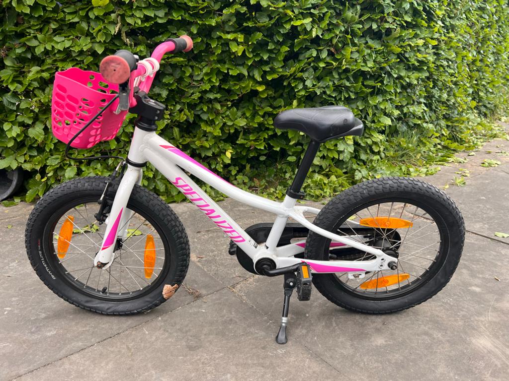 Specialized kinderfiets wit/roze met mandje, Fietsen en Brommers, Fietsen | Kinderfietsjes, Ophalen, Gebruikt, Velgrem, 16 tot 20 inch
