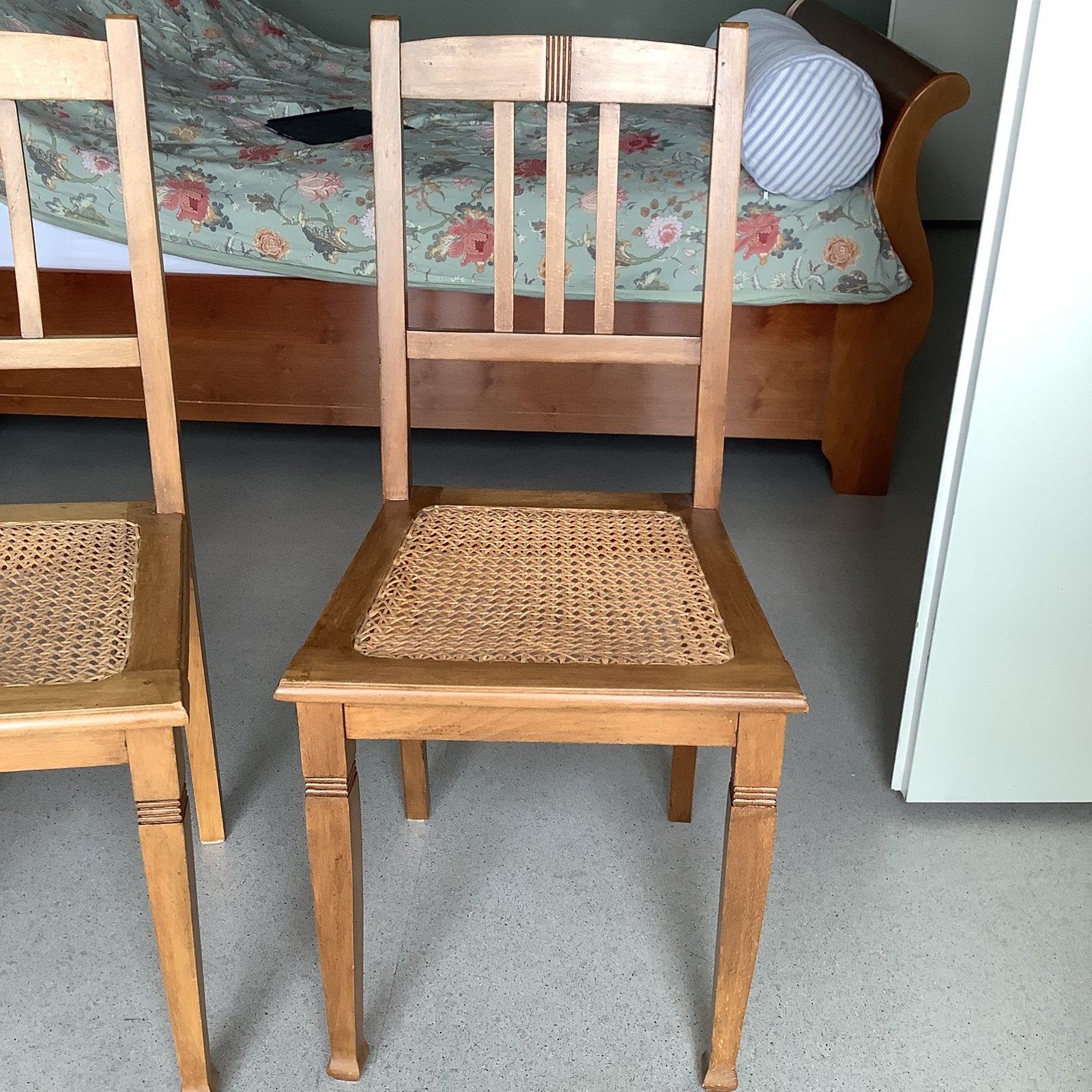 Vintage 2 stoelen beuken met webbing zitting. 100 jaar oud., Huis en Inrichting, Ophalen, Gebruikt, Twee, Bruin