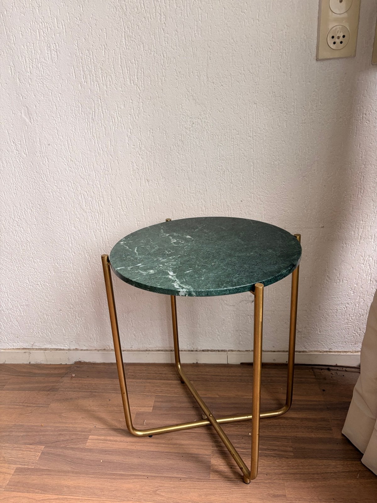 Ronde bijzettafel met groen marmeren blad en goudkleurig ond, Overige materialen, Minder dan 55 cm, Gebruikt, Rond