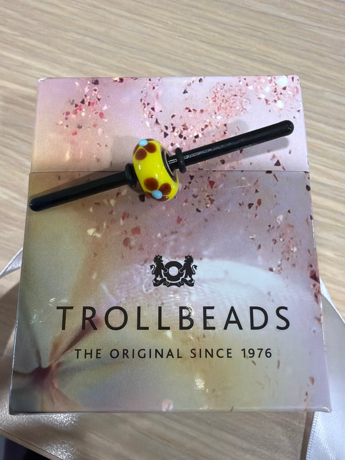 Trollbeads glaskraal geel met rode bloemmotieven, Sieraden, Tassen en Uiterlijk, Bedels, Glas of Kristal, Nieuw, Ophalen of Verzenden