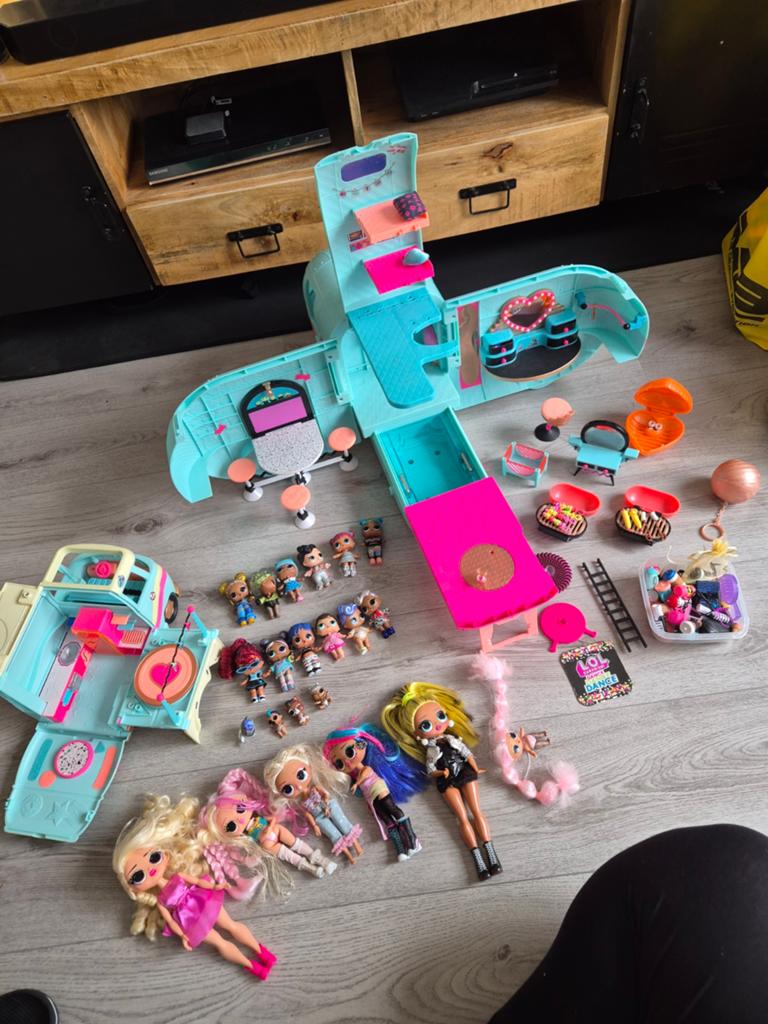 Set L.O.L. Surprise 2 campers + 22 poppen + accessoires, Ophalen of Verzenden, Zo goed als nieuw, Overige typen