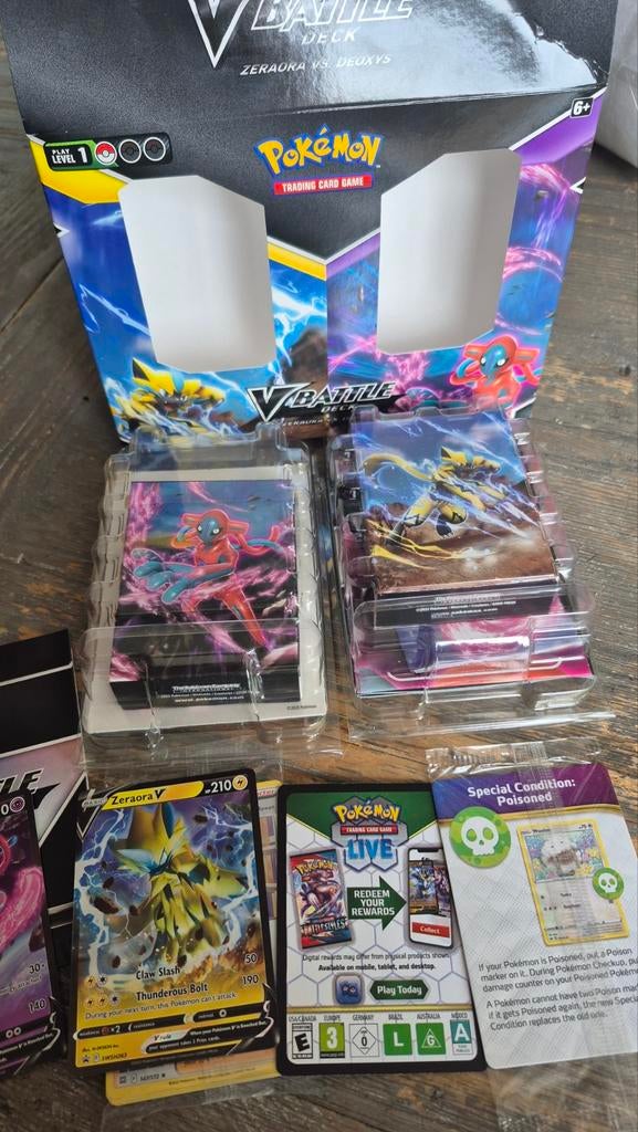 V battle deck zeraora vs deoxys, Ophalen of Verzenden, Nieuw, Speeldeck