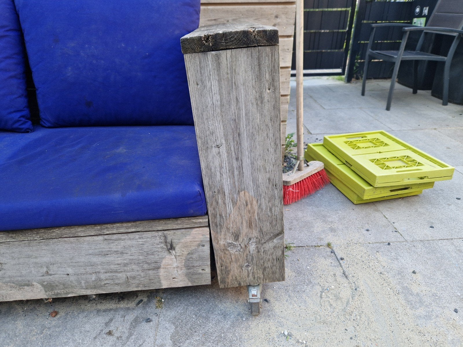 GRATIS houten tuinbank, reparatie nodig, inclusief kussens, Ophalen, Gebruikt, Hout
