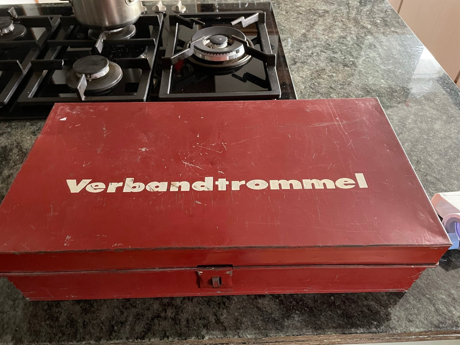 Mooie grote metalen kist  vol met verband artikelen, Ophalen of Verzenden, Zo goed als nieuw