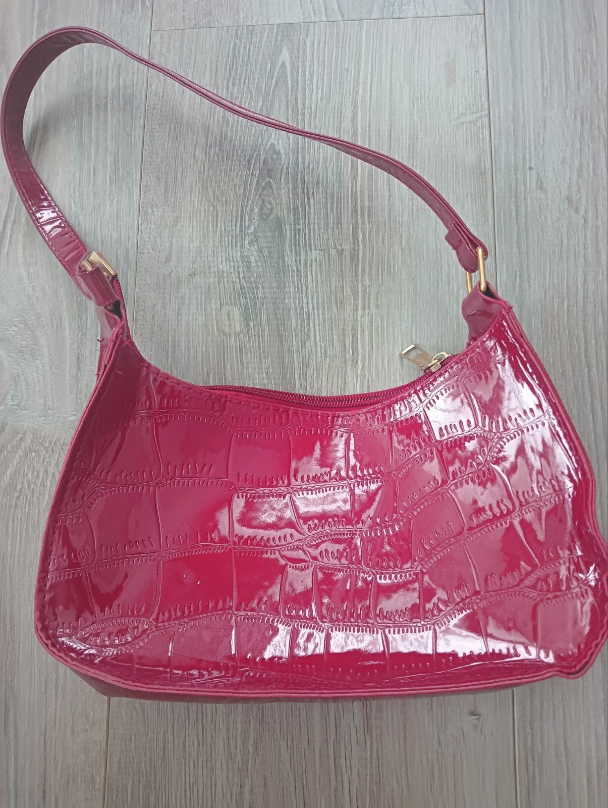 Donkerrood glanzend handtasje 23x14x7 cm, krokodillen look, Ophalen of Verzenden, Zo goed als nieuw, Rood, Avondtasje