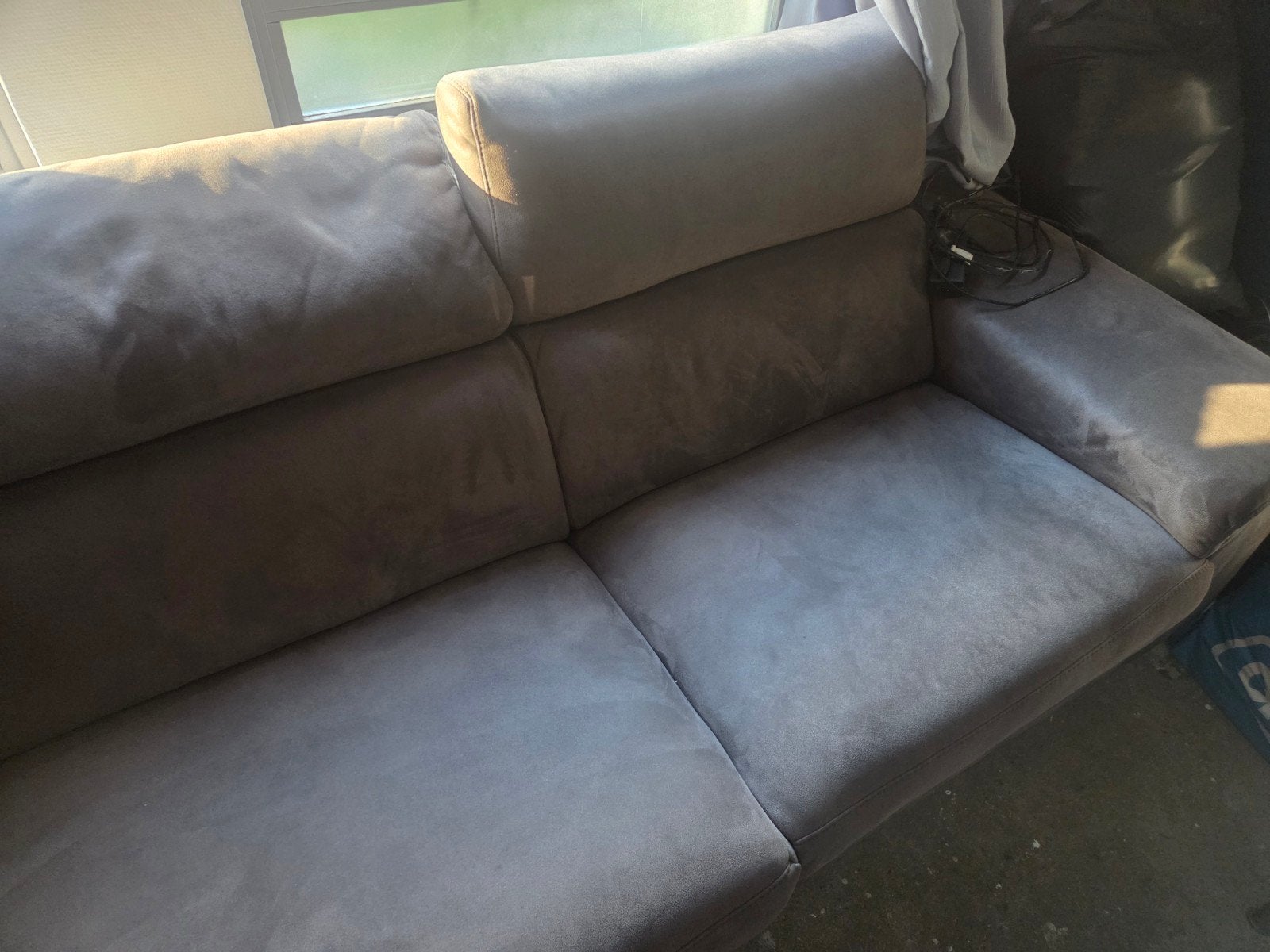 Grijze suède bank met elektrische relaxfunctie en opbergdoos, Huis en Inrichting, Ophalen, Gebruikt, Stof, Modern, Comfort