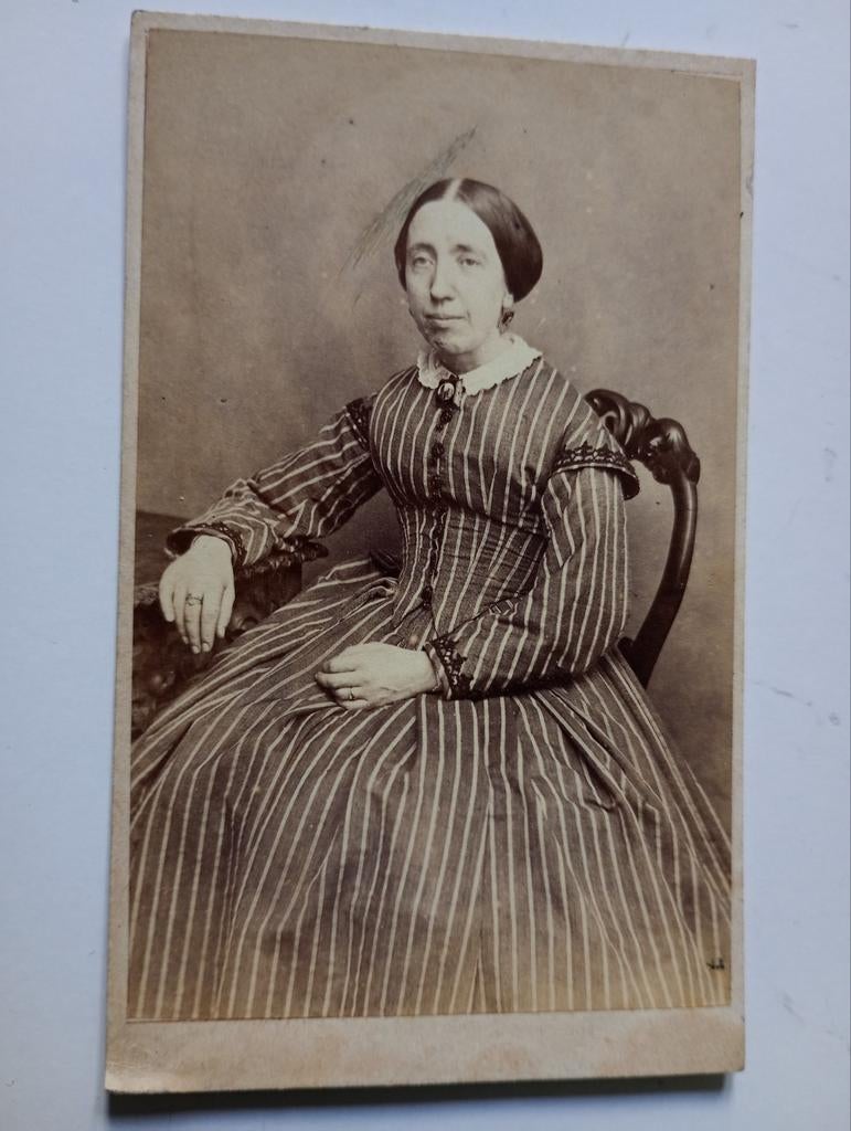 CDV Haarlem Vrouw op Stoel, Gebruikt, Foto, Ophalen of Verzenden, Voor 1940