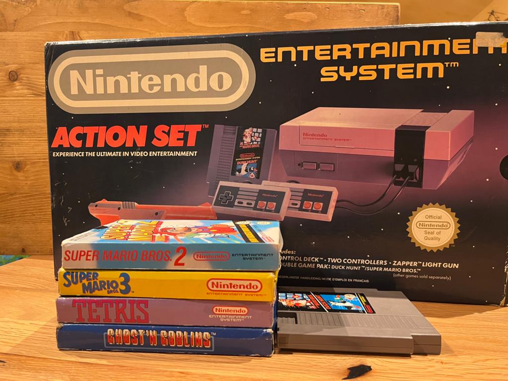 Nintendo NES action in unieke staat met spellen, Ophalen of Verzenden, Zo goed als nieuw, Met 2 controllers