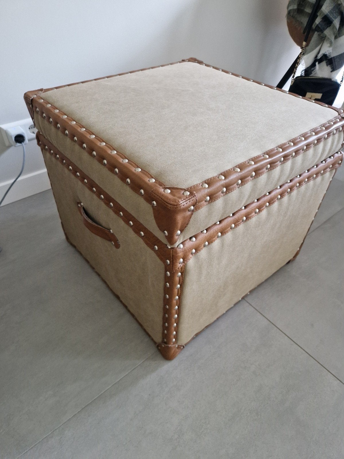 Poef / Opbergkist 60x60x52 cm, Ophalen, Zo goed als nieuw, Klassiek, Koloniaal, Vierkant