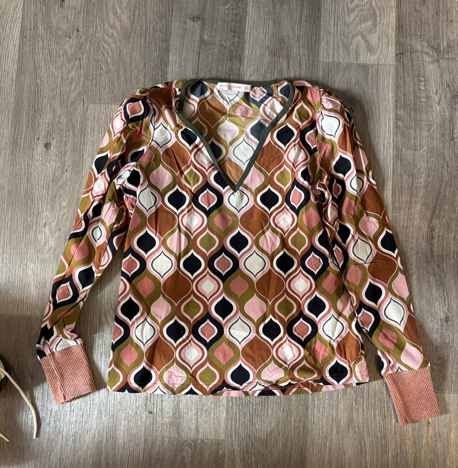 Leuk travel shirt met v-hals Studio Anneloes, Ophalen of Verzenden, Zo goed als nieuw, Maat 34 (XS) of kleiner, Korte mouw