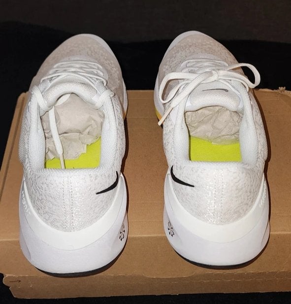 Nike Air Zoom Versair Blanc Cyber Volt Noir sneakers, Sport en Fitness, Loopsport en Atletiek, Ophalen of Verzenden, Nieuw, Hardloopschoenen