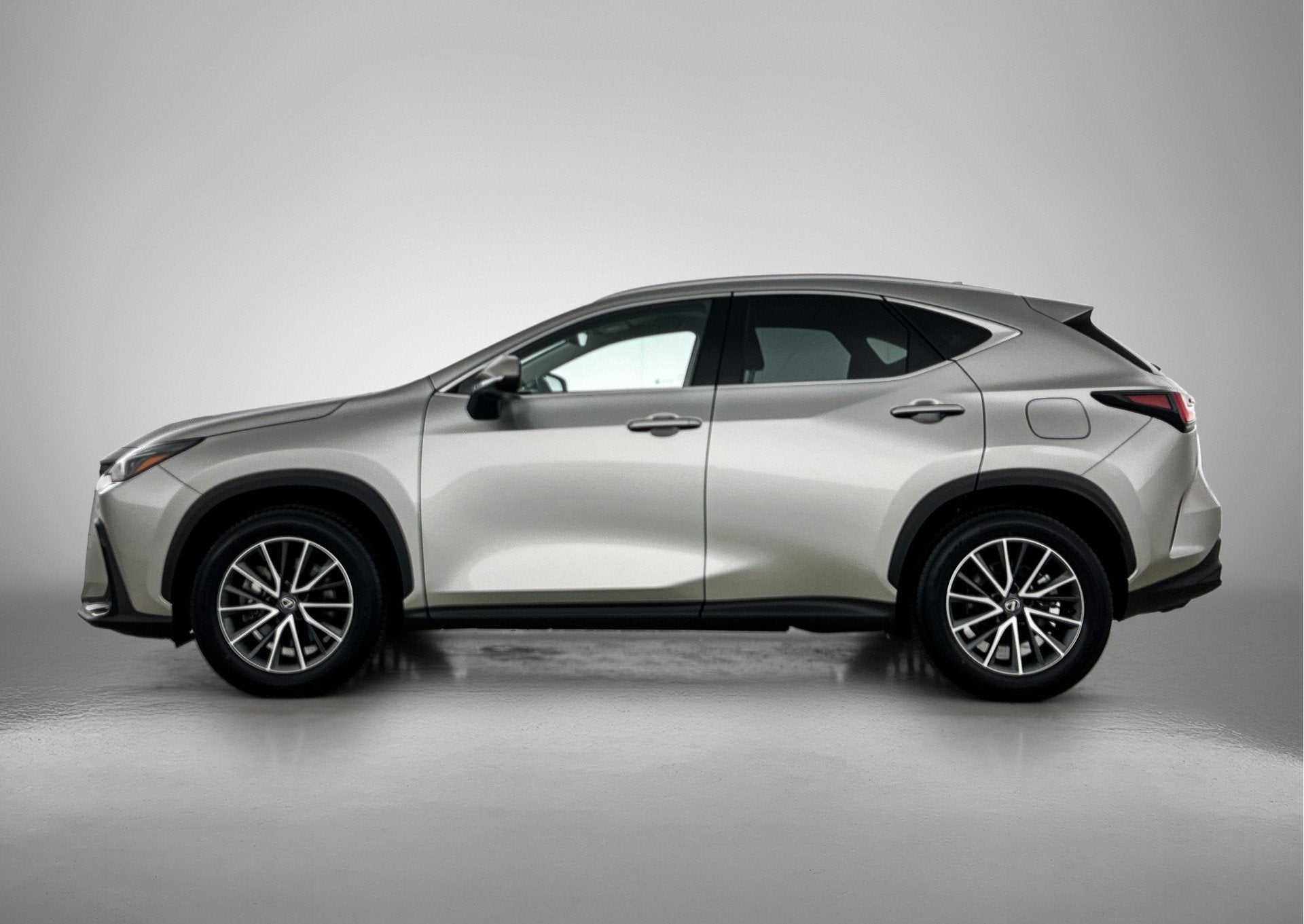 Lexus NX 450h+ AWD Luxury Line | Trekhaak | Apple Carplay /, Auto's, Lexus, Automaat, 12 maanden, Stof, Gebruikt
