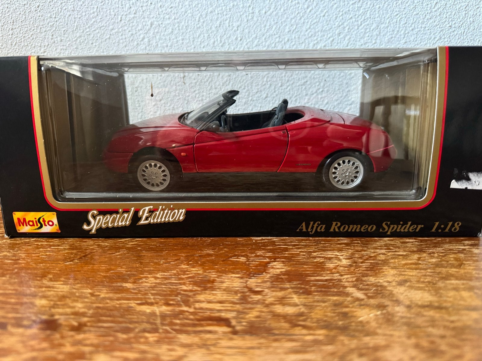 Maisto Alfa Romeo Spider (1995) rood 1:18 in OVP, Ophalen of Verzenden, Zo goed als nieuw, Auto, Maisto