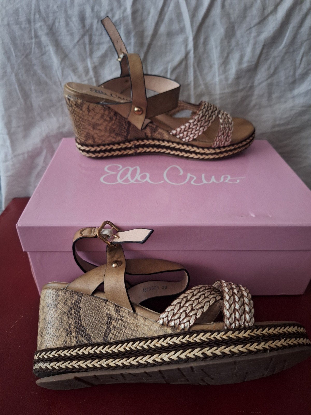 Ella Cruz Sleehak Sandalen – Goud/Metallic Slangenprint, Bruin, Ella cruz, Zo goed als nieuw, Sandalen of Muiltjes