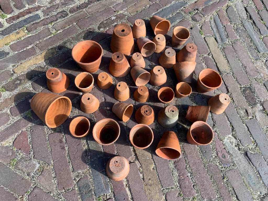 Foto 24 van Antieke handgemaakte aardewerken kweekpotjes