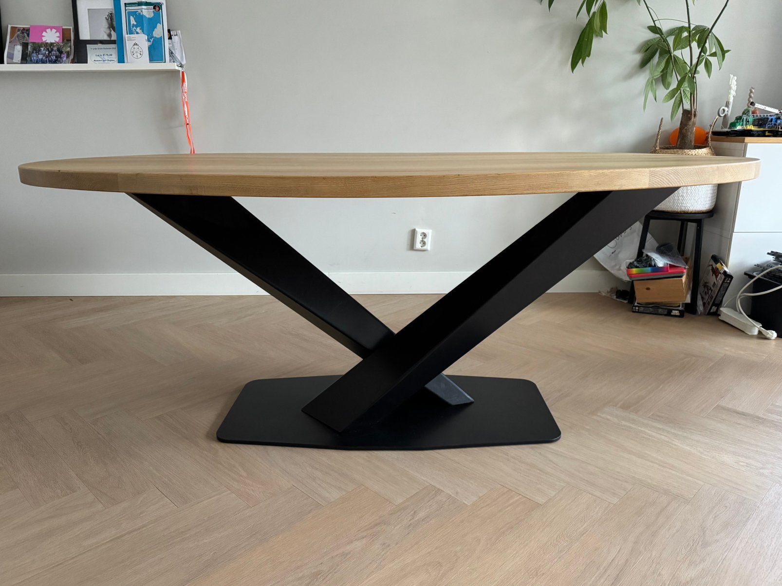 Ovale eiken eettafel met gedraaide stalen v-poot, Ophalen, 100 tot 150 cm, Eikenhout, 200 cm of meer