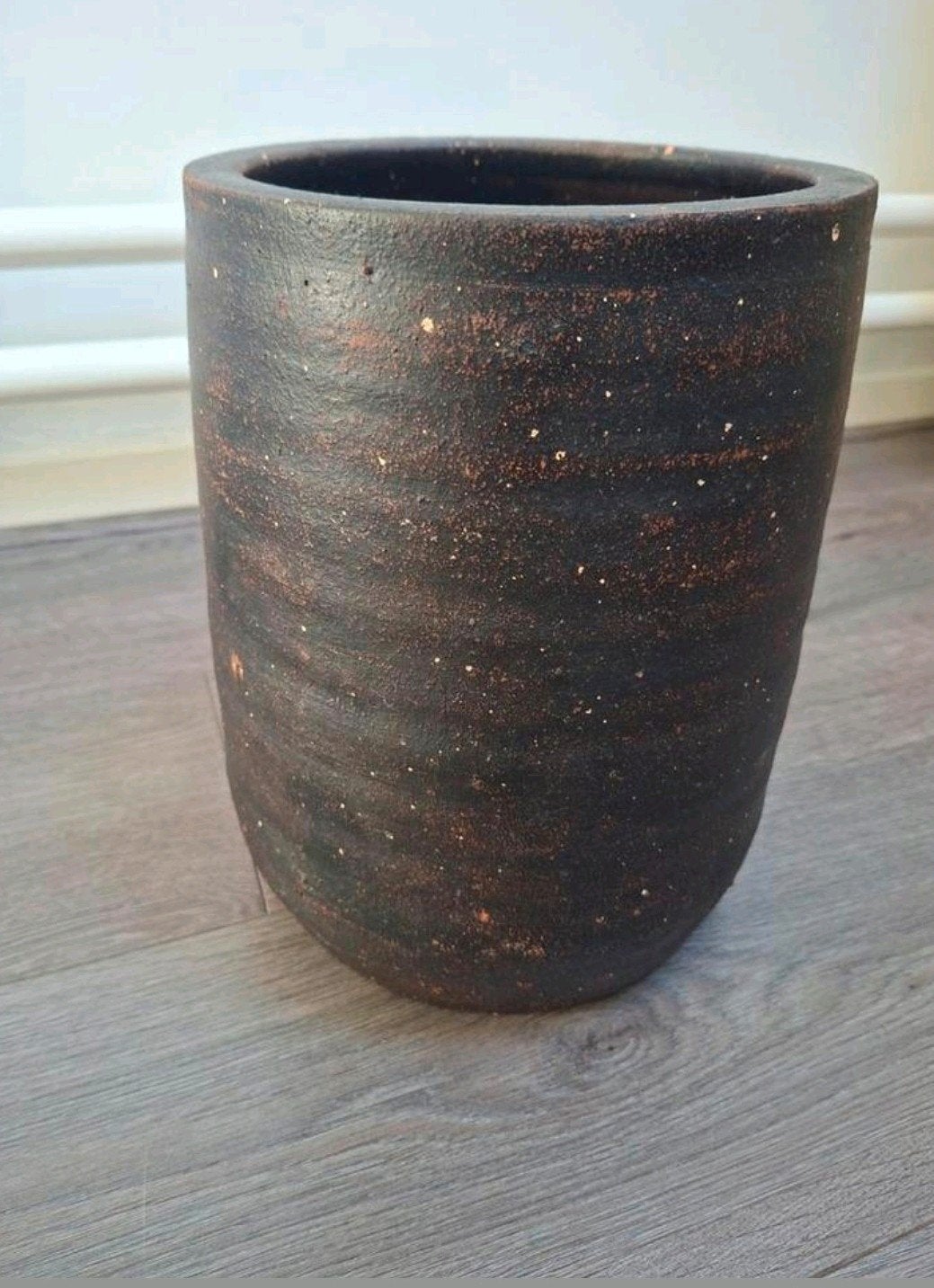 Te koop een nieuwe aardewerk Bloempot bruin/ zwart/ goud, Tuin en Terras, Bloempotten, Rond, Binnen, Ophalen of Verzenden, Zo goed als nieuw