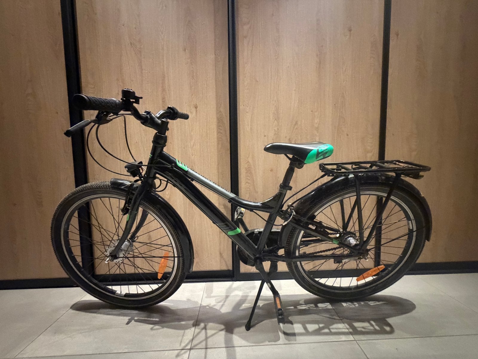 Scool Kinderfiets 24 inch - Zwart met groen, Fietsen en Brommers, Ophalen, Gebruikt, Velgrem, 20 inch of meer