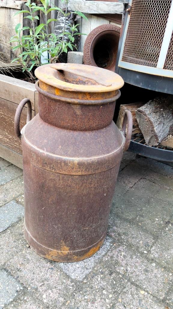 Brocante metalen oude melkbus, Ophalen