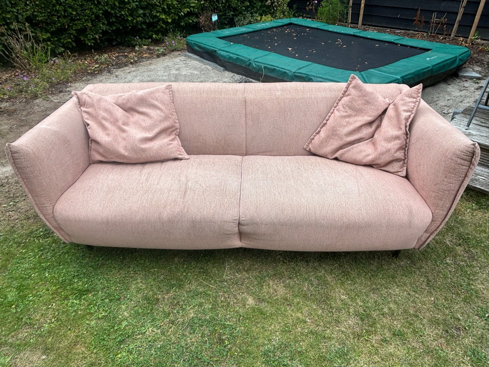 Roze bank van Wehkamp met ronde zwarte pootjes, Ophalen, 150 tot 200 cm, Driepersoons, 75 tot 100 cm
