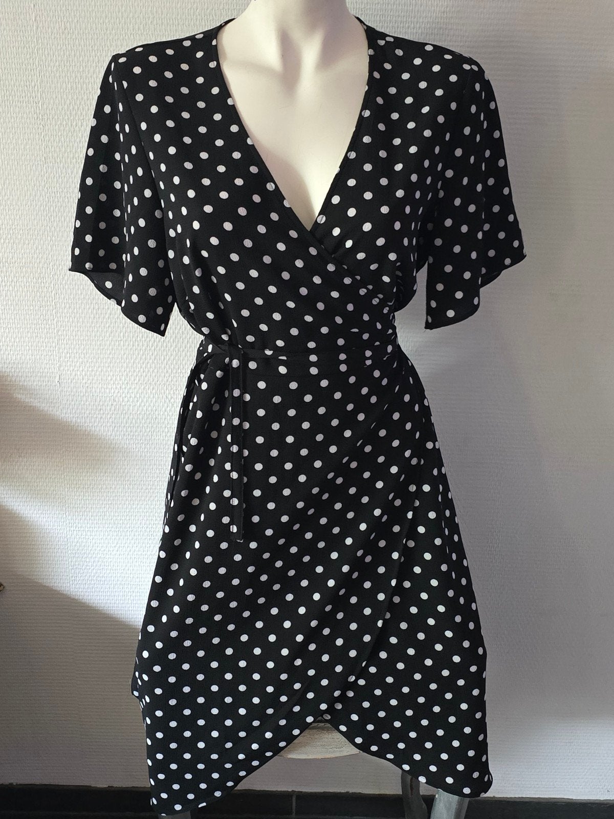 Zizzi Zwarte Wikkeljurk met Witte Polkadots Maat M, Maat 38/40 (M), Zizzi, Zwart, Ophalen of Verzenden