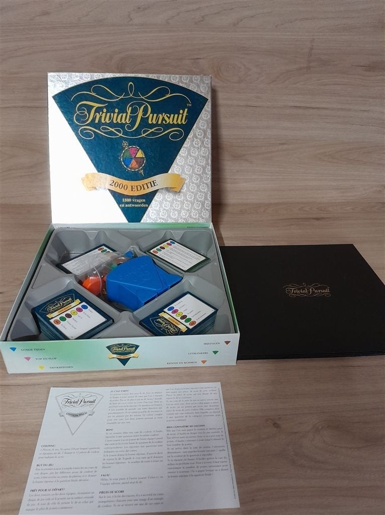 Trivial Pursuit 2000 editie - s3501, Hobby en Vrije tijd, Gezelschapsspellen | Bordspellen, Verzenden, Zo goed als nieuw