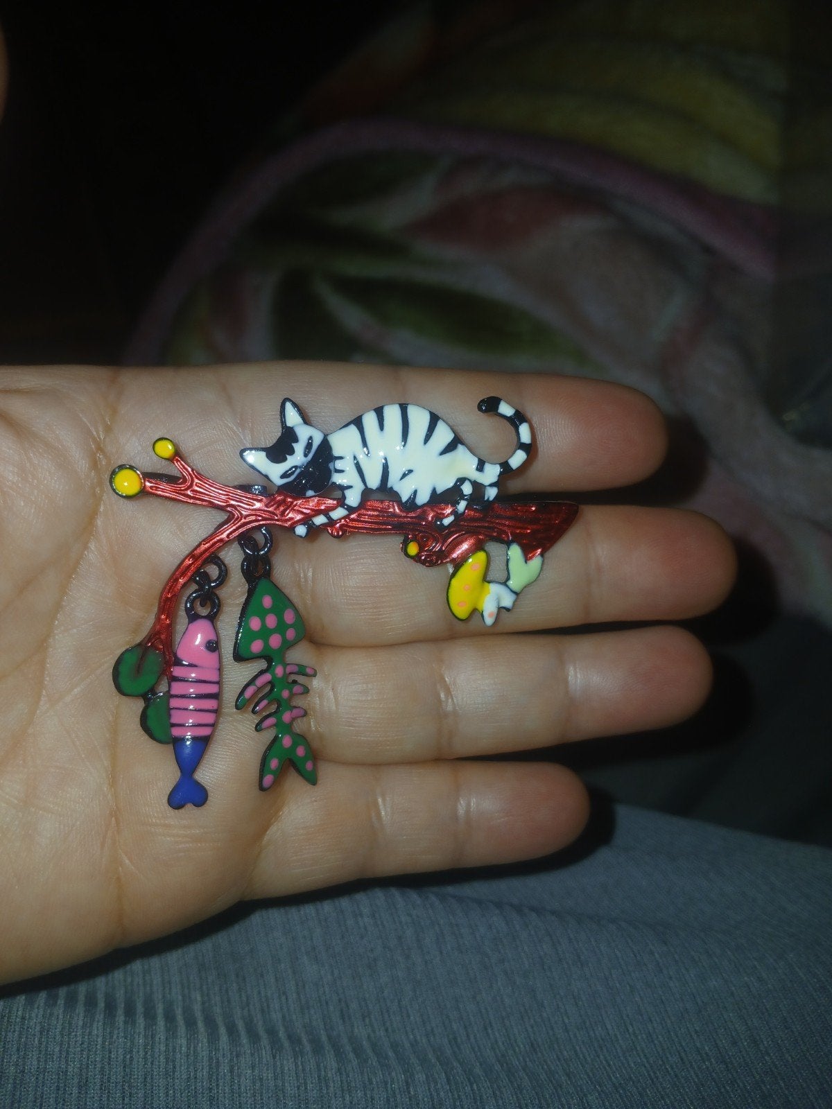 Nieuwe Broche Kat op Tak met Vissen - Uniek Design, Ophalen, Overige materialen, 4 tot 7 cm, Zwart