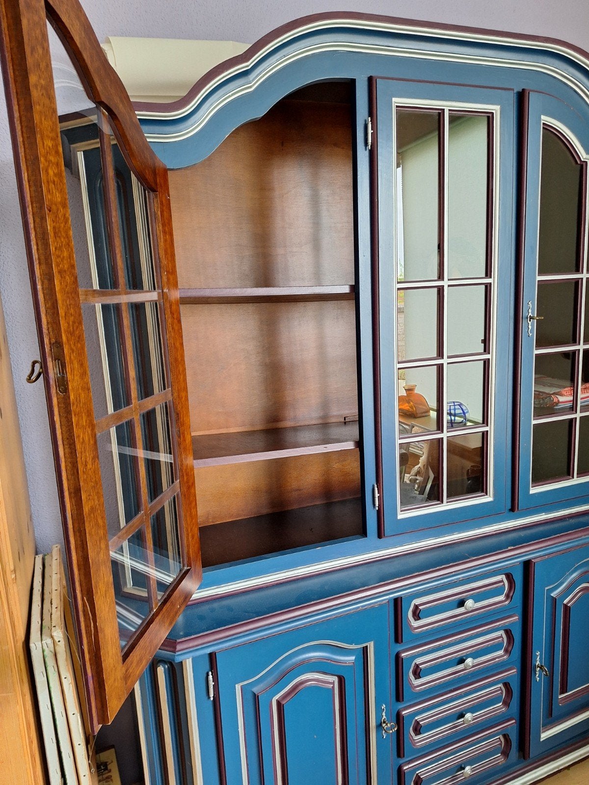 Foto 4 van Landelijke vitrinekast - Blauw met contrasterende biezen