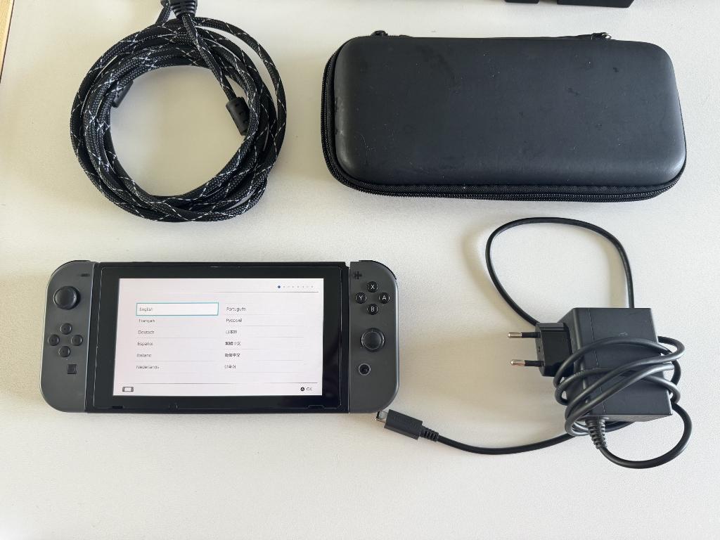 Nintendo Switch + 4games + Mario Kart Joy-cons, Spelcomputers en Games, Ophalen of Verzenden, Zo goed als nieuw, Switch Original